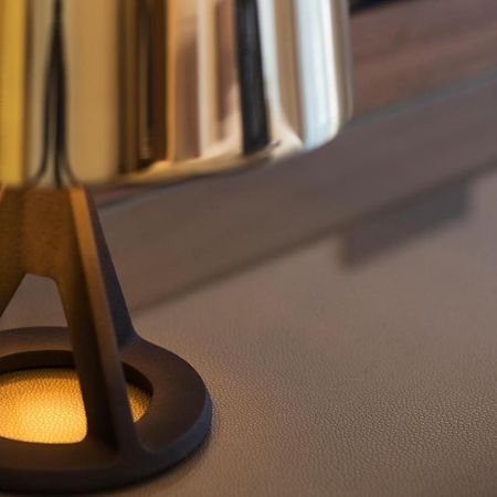 Maison Albar Hotels Le Pont-Neuf Paris Extérieur photo Detail of a table lamp