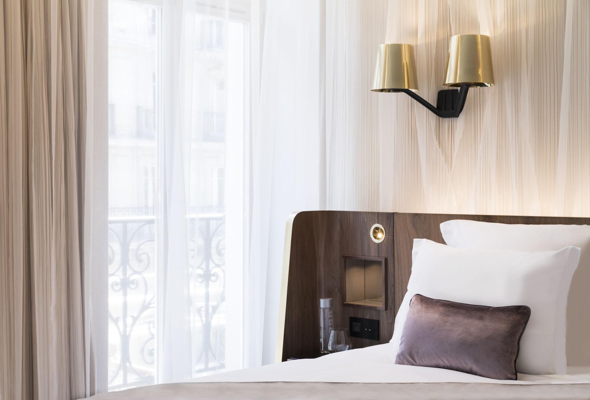 Maison Albar Hotels Le Pont-Neuf Paris Extérieur photo A wall light
