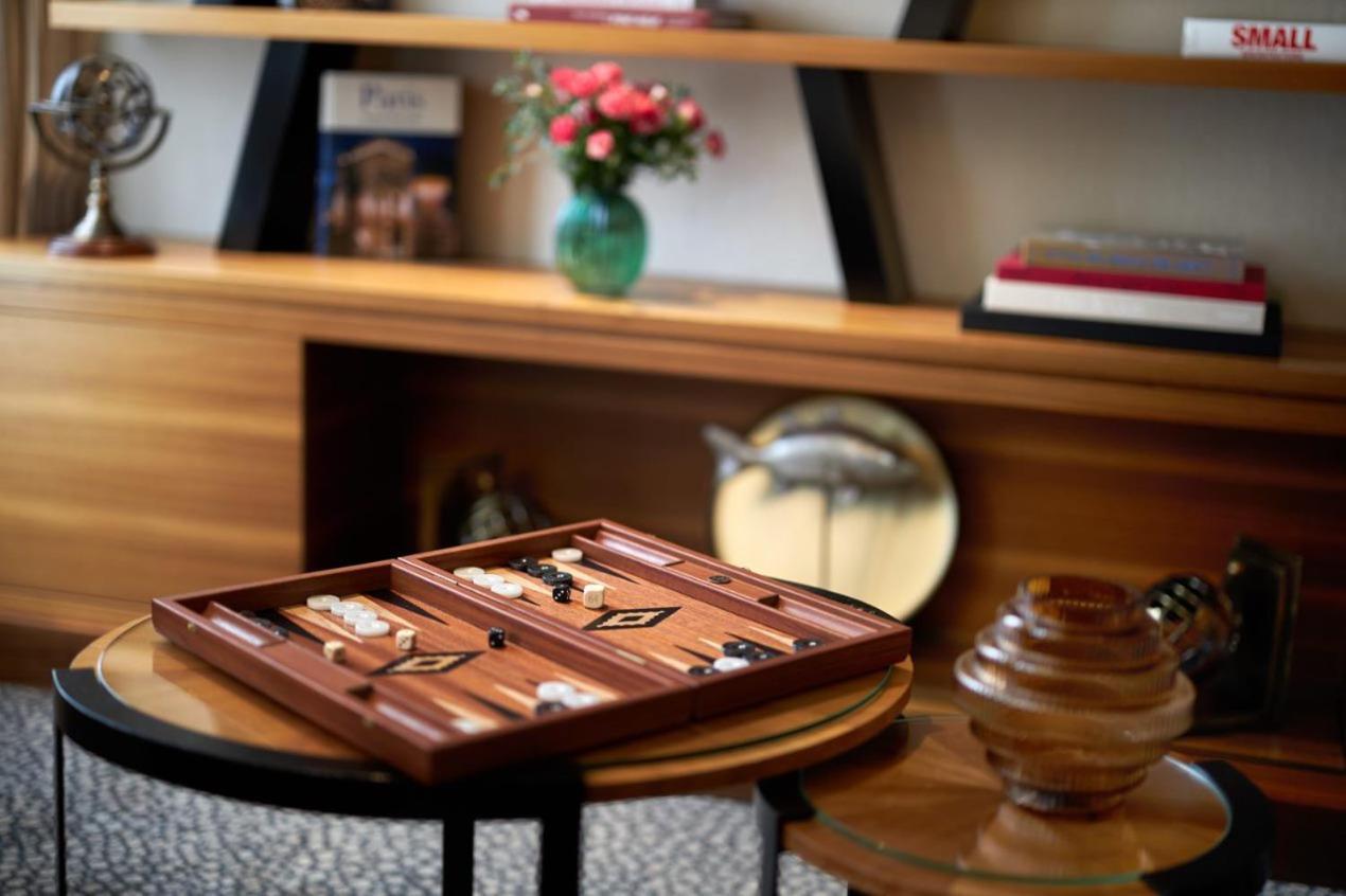 Maison Albar Hotels Le Pont-Neuf Paris Extérieur photo A backgammon board
