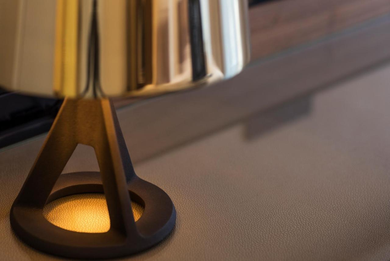 Maison Albar Hotels Le Pont-Neuf Paris Extérieur photo Detail of a table lamp