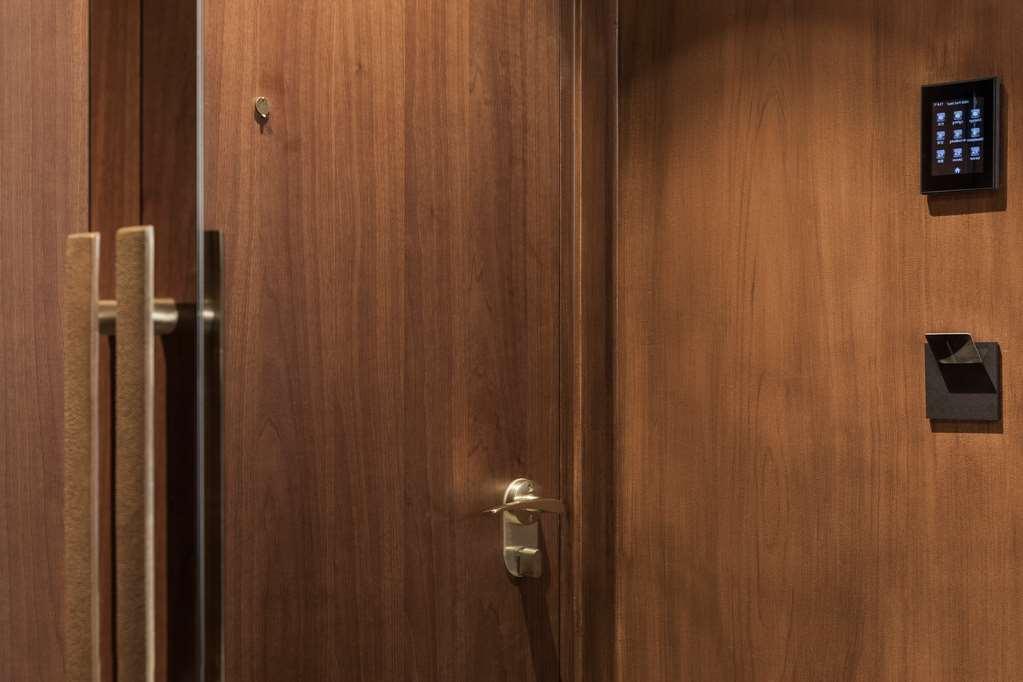 Maison Albar Hotels Le Pont-Neuf Paris Chambre photo A door with a deadbolt lock